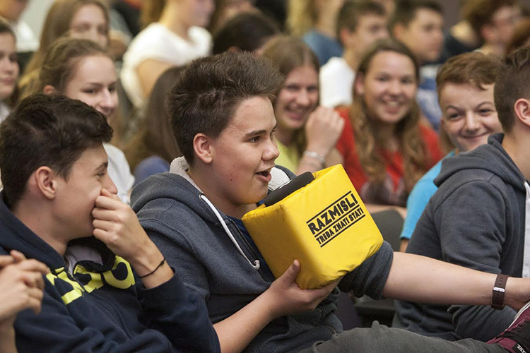 Varazdin, 180517 U kinu Gaj organiziran je edulkativni film za ucenike osnovnih skola o utjecaju alkohola. Film Roberta Knjaza promovirali su Mario Petrekovic i Josipa Gelo. Foto: Zeljko Hajdinjak / Cropix