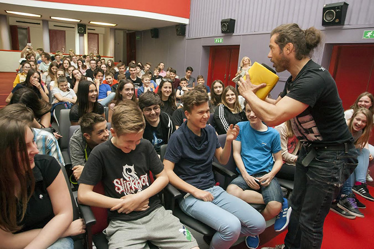 Varazdin, 180517 U kinu Gaj organiziran je edulkativni film za ucenike osnovnih skola o utjecaju alkohola. Film Roberta Knjaza promovirali su Mario Petrekovic i Josipa Gelo. Foto: Zeljko Hajdinjak / Cropix