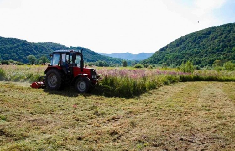 traktor zemljište