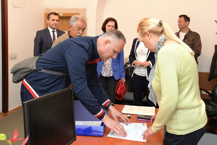 Predaja_lista_za_izbore (5)